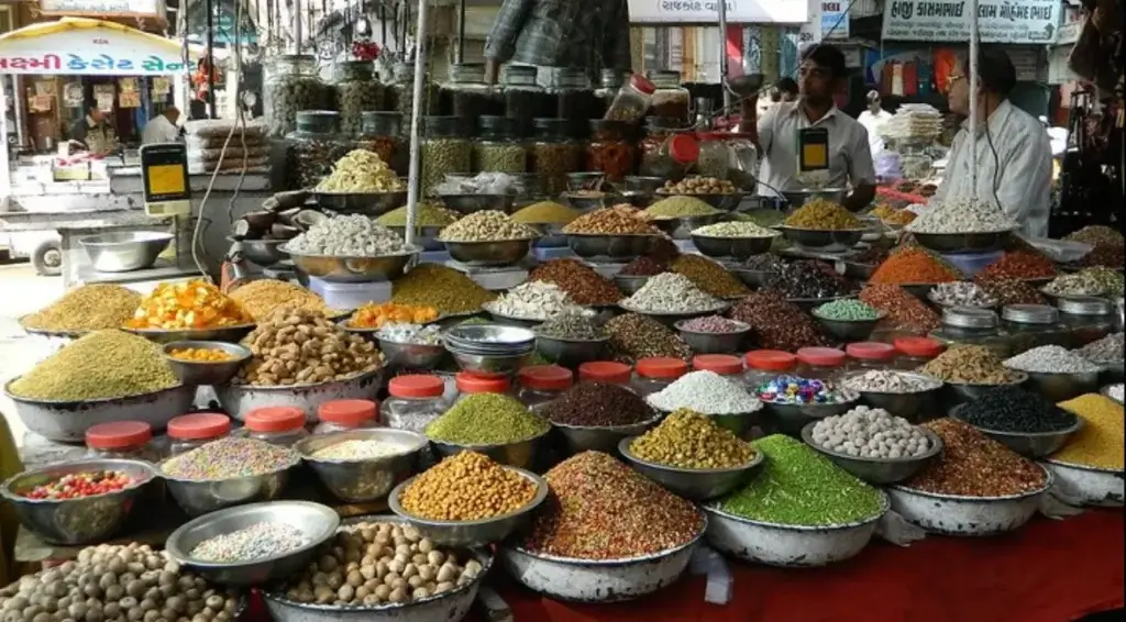 Manek Chowk Night Food Market in Ahmedabad near 380001 PIN Code.